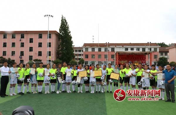 女子團(tuán)體冠亞軍合影留念。楊登武 攝.jpg