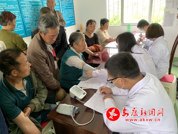 廟梁村衛(wèi)生室為貧困群眾、老人免費(fèi)體檢.JPG